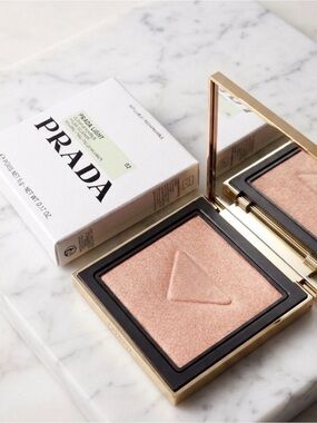 Prada Light Glowing
Highlighter Powder Pink, 02